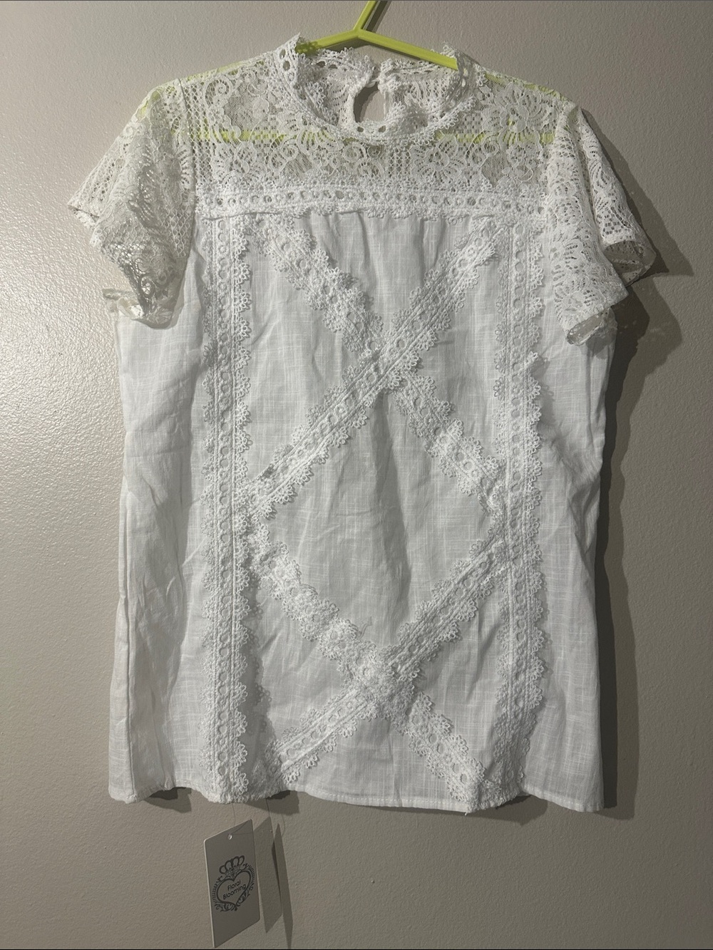 NWT Floral blooming Women’s White Lace Yoke Short Sleeve Top Sz M